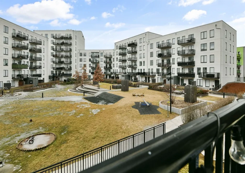 18. Breddning av uppfart fo╠er parkeringsplantser till BRF