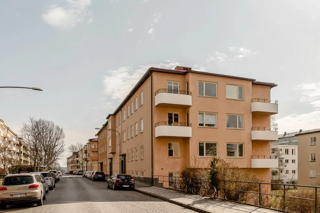 18. Renovering av sta╠elpelare ba╠erande konstruktion i bostadshus